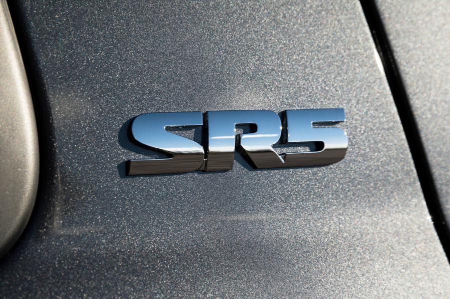 Логотип Toyota Sequoia SR5 2017 года  (фото 16 из 21)